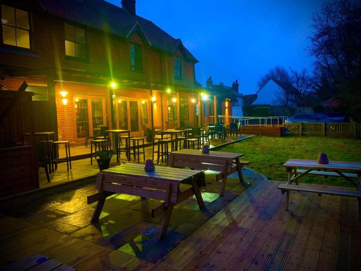 Hotel Crown & Anchor à Woking Extérieur photo